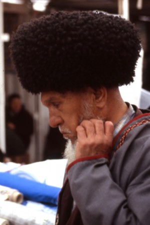 uomo turkmeno con il telpek